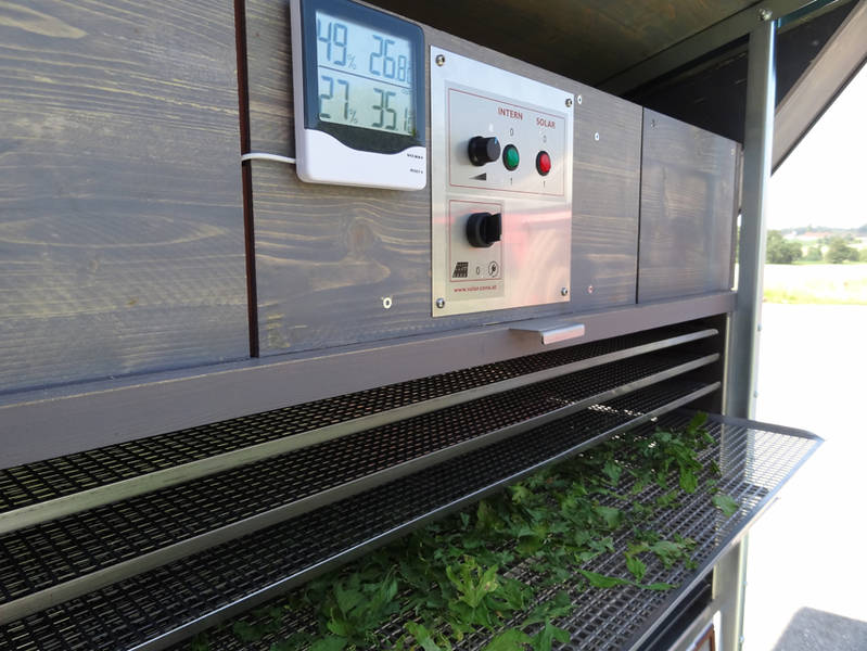 Solare Trockenkammer mit getrockneten Kräutern ausgestattet mit herausnehmbaren Edelstahlteilen und Temperaturanzeige um die 45 Grad bei Kräutern nicht zu überschreiten